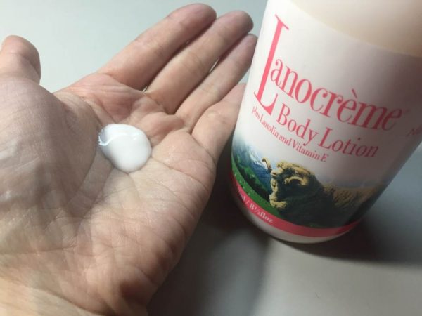 右邊是一瓶乳液，左邊是手心中有一滴乳液