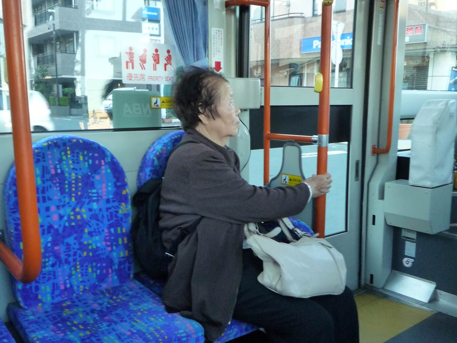 公車的博愛座上坐著一個年紀很大的婆婆