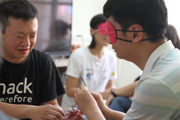 戴著眼罩的學員正在用非視覺的方式觀察另一位學員