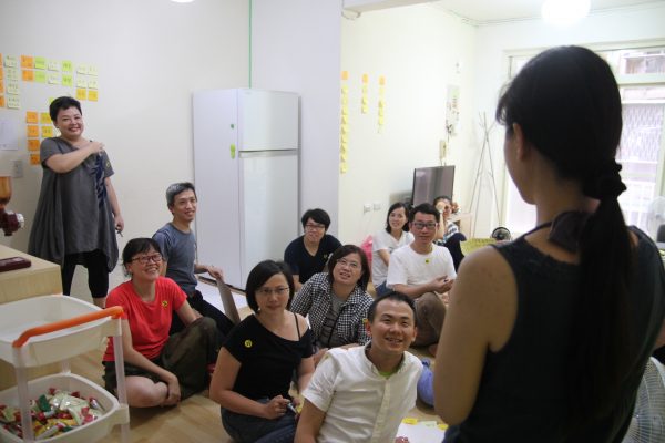 工作坊學員們滿臉笑容地看著講師