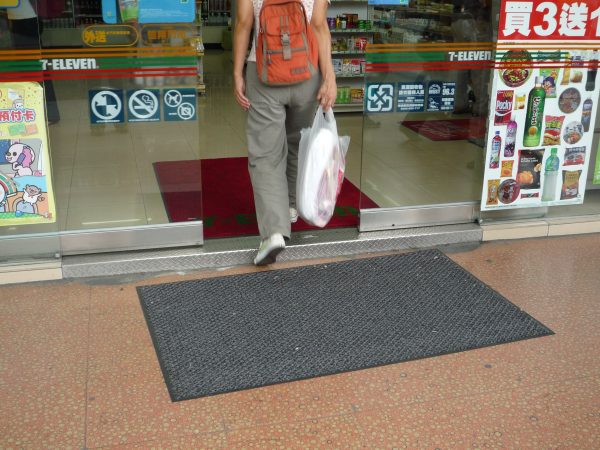商店門口有門檻