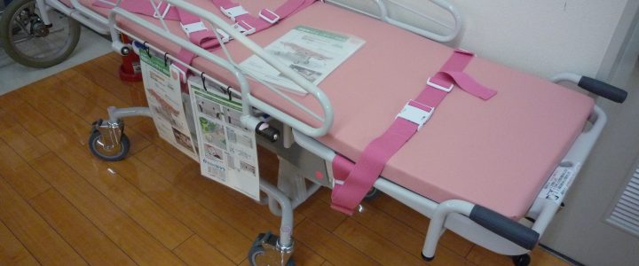 粉紅色的照護床