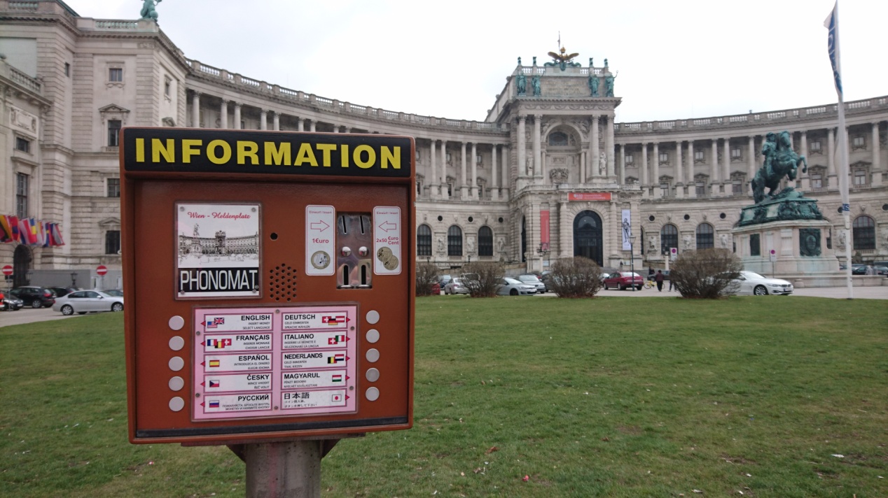 布達佩斯歷史景點常見多國語言的語音介紹設備。