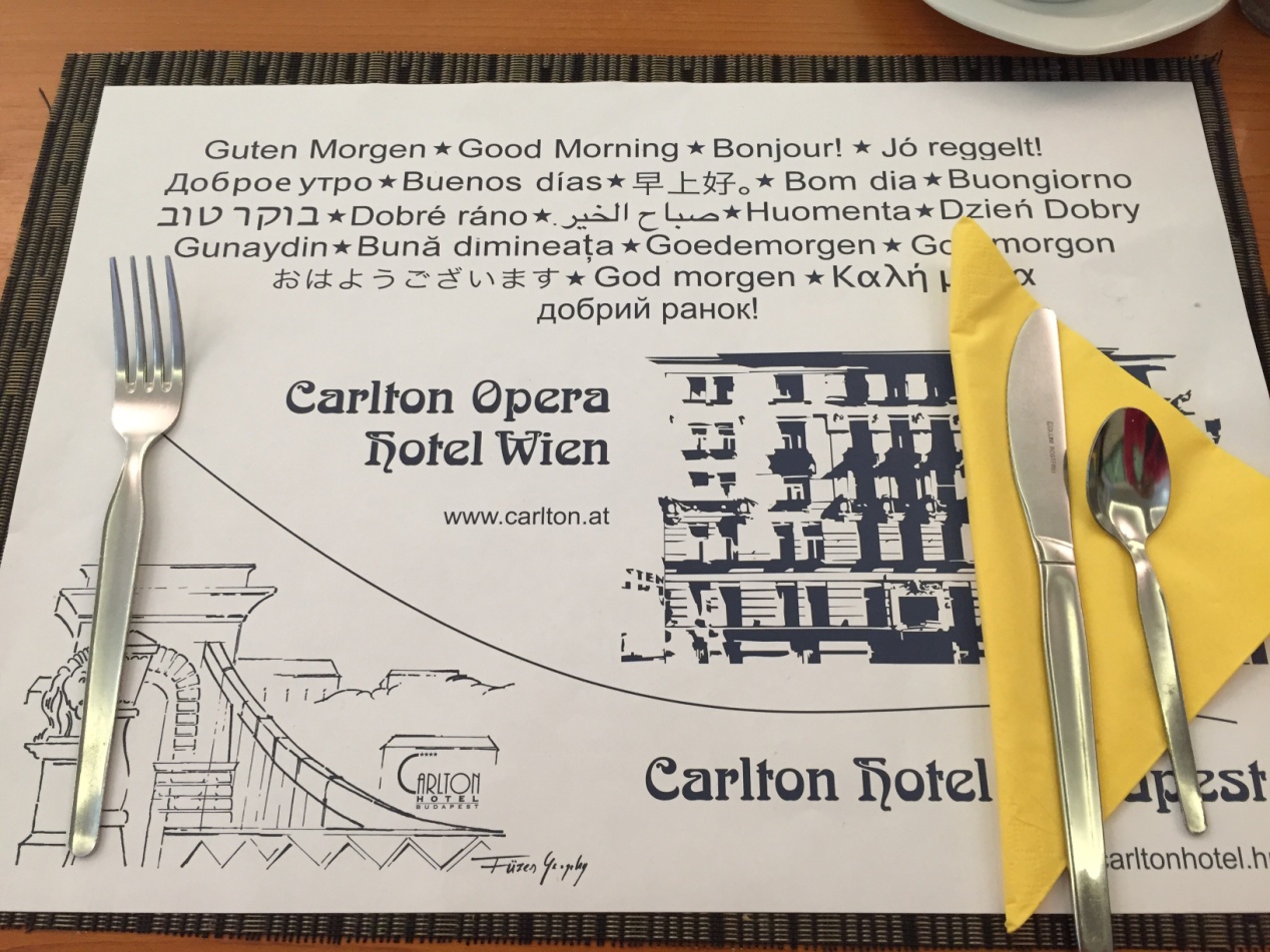飯店早餐的餐紙上出現了多種語言的「早安」