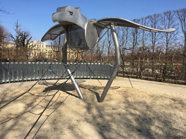 維也納熊布朗宮裡公園的巨鳥造形遊具