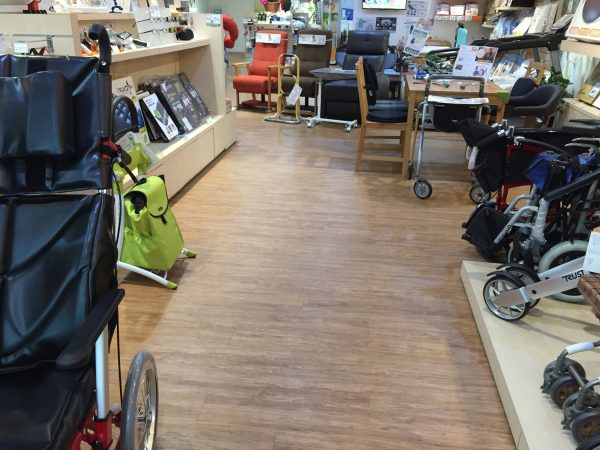 樂齡網門市走道寬敞，在選購商品時，輪椅使用者與使用助行器的人都很方便移動