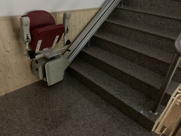 有本生活坊選用的樓梯升降椅與其他輔具都有考量到生活美學