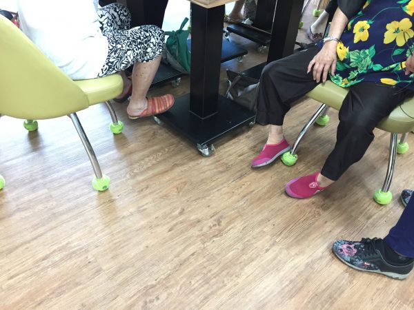 永大樂林居使用廢棄網球為座椅椅腳襪套，即使長者要搬移椅子都很輕鬆。