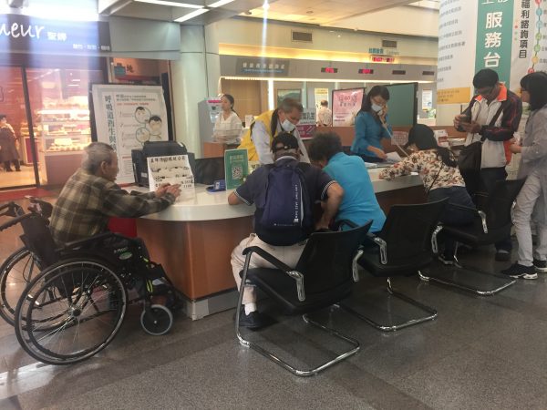 臺北市立萬芳醫院的服務櫃檯有預留輪椅使用者置腳空間，便於其靠近。