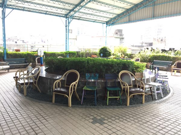 新竹社會服務中心的服務空間放置許多休憩座椅，以滿足長者有經常乘坐的需求。