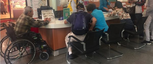 臺北市立萬芳醫院的服務櫃檯有預留輪椅使用者置腳空間，便於其靠近。
