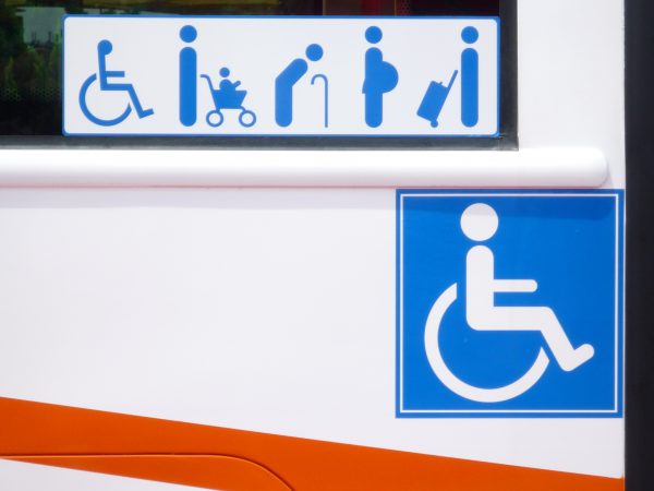 低底盤公車上除了有無障礙符號，還有推著娃娃車的人、老人、孕婦和攜帶大件行李者的圖示