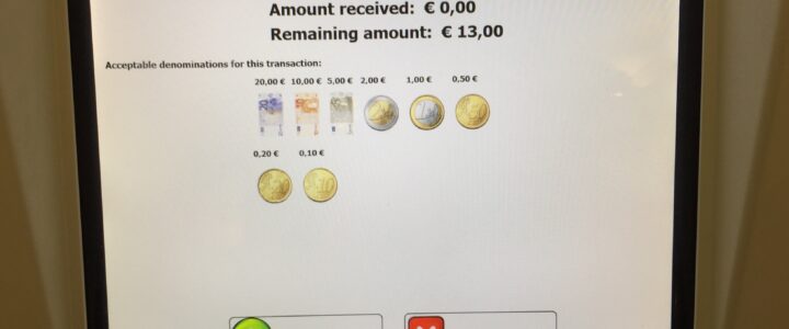 雅典地鐵自助購票系統結帳頁面會有歐元幣值與實際鈔票、硬幣的影像，讓外國人方便對照與理解