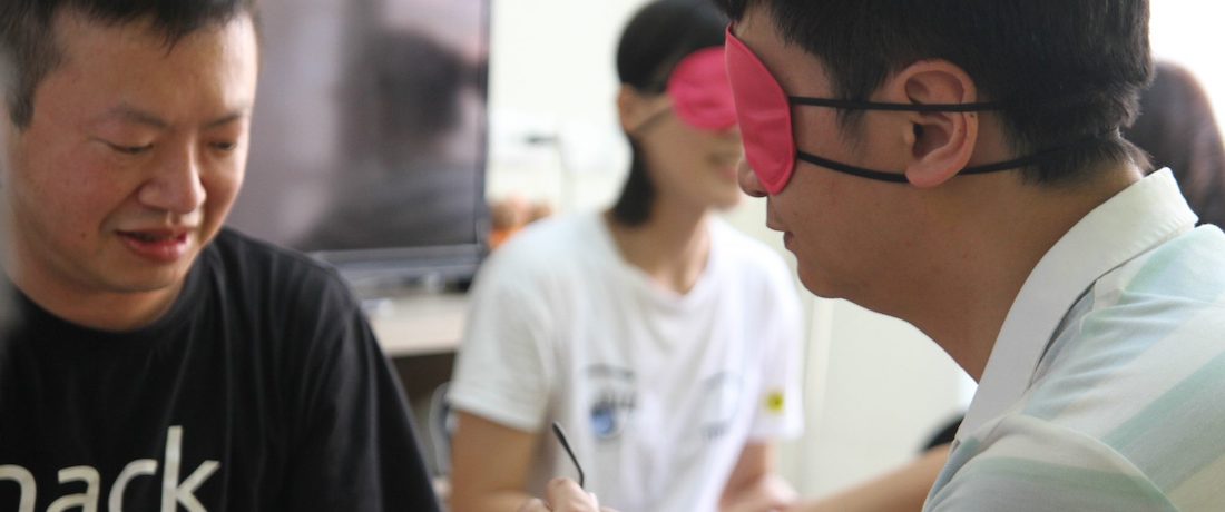 學員在五感減一洞察訓練工作坊戴起眼罩，進行非視覺的洞察體驗