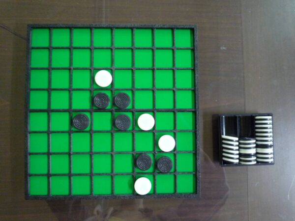 視障者也能玩的五子棋，黑棋有紋路，棋盤格線略高於盤面。