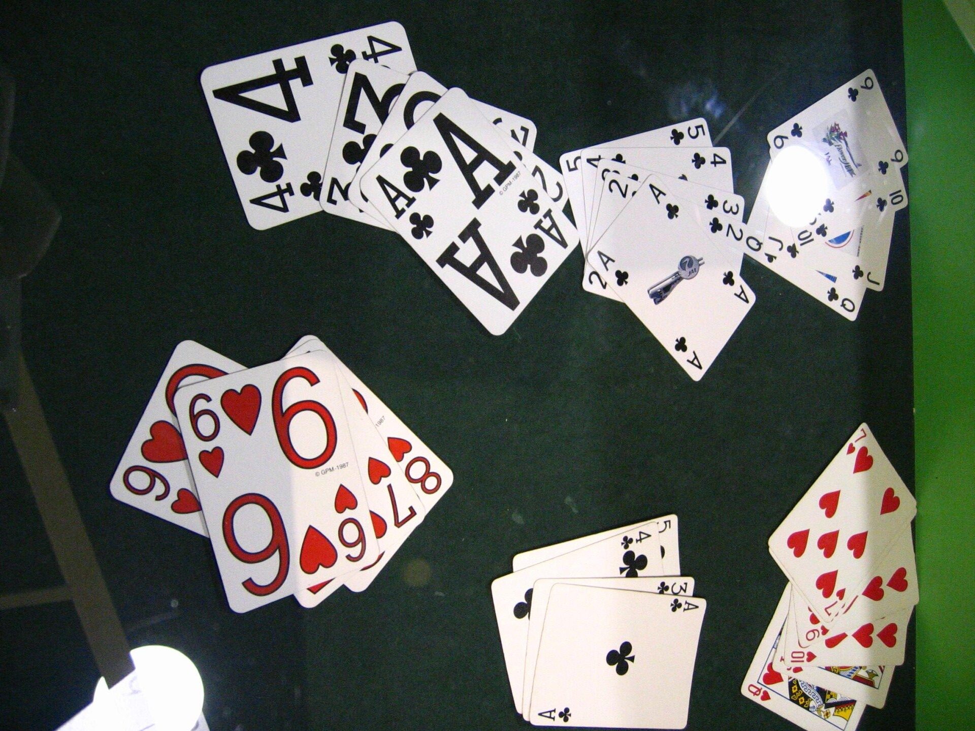 讓撲克牌四個角落都有花色，且放大些，左手慣用者與弱視的人都很方便玩。
