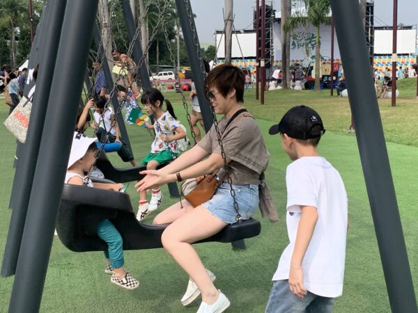 一端是有靠背，另一端是沒有靠背的盪鞦韆，幼兒、大孩子，或親子可以一起玩。