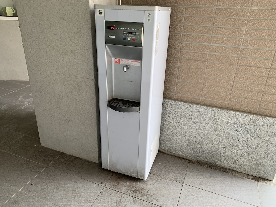 有熱水、溫水和冰水三種的公共飲水機。